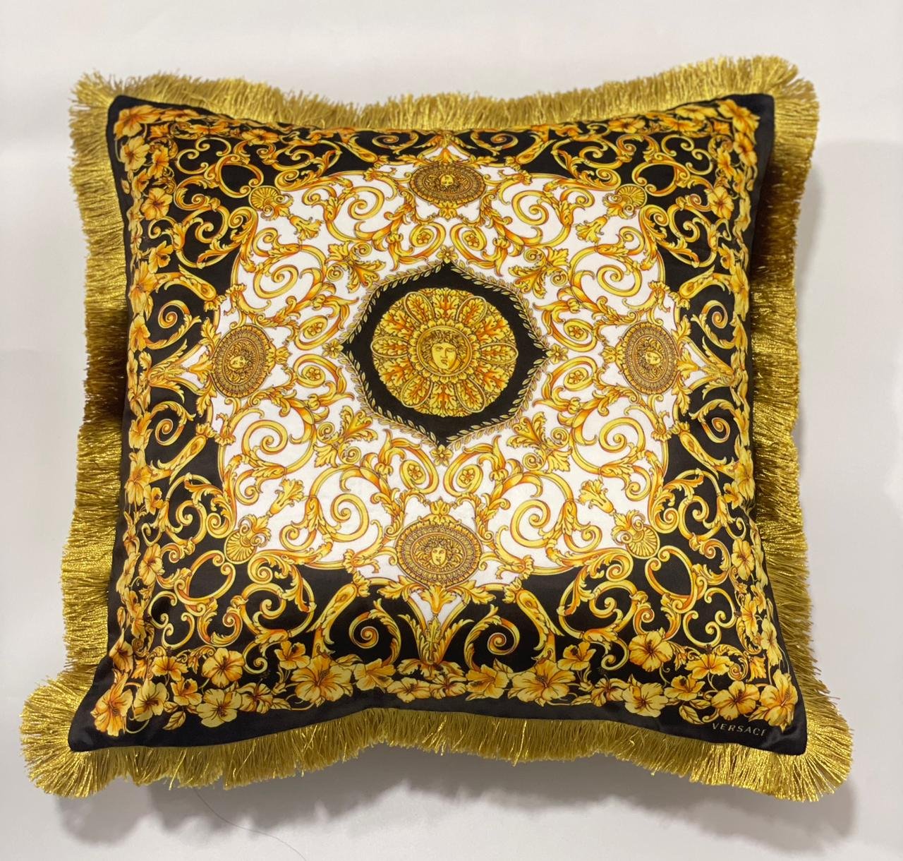 High-End Velvet Cushion case with tassel and pillow - Image 2 of 2